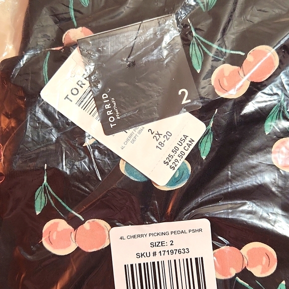 ❤️NWT VINTAGE TORRID VALENTINES DAY LEGGING - CHERRY PRINT - PEDAL PUSHER CROP - Picture 5 of 15